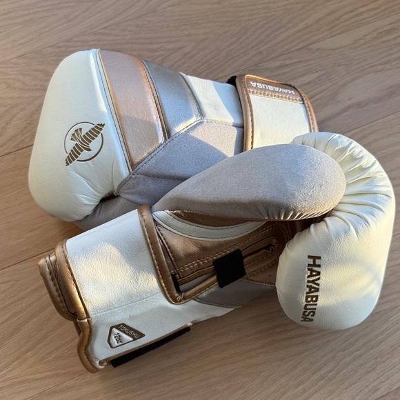 HAYABUSA TOKUSHU Women’s White and Gold Boxing Gloves (12oz) - Picture 3 of 5